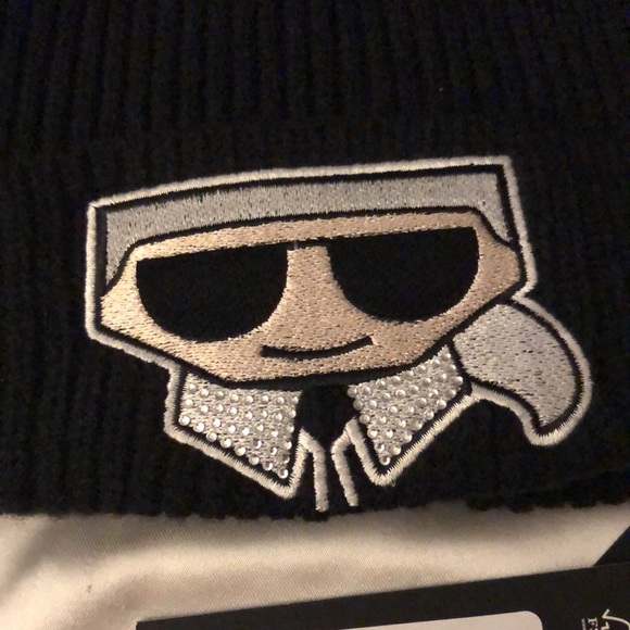 Karl Lagerfeld Paris Black Ribbed Beanie Karl Patch Black Faux Fur Pom OS NWT - Picture 11 of 15